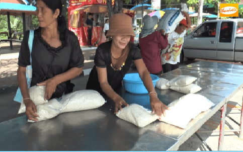 ปั๊มน้ำมัน ปตท. ถนนสายบุรีรัมย์-สุรินทร์ กางเต้นท์ให้เกษตรกรนำข้าวสารมาขายฟรี