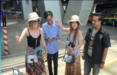 แท็กซี่น้ำใจงาม ติดตามกระเป๋านักท่องเที่ยวสาวชาวจีนที่ลืมไว้ส่งคืนเจ้าของ