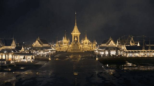 สมเด็จพระเจ้าอยู่หัว ถวายพระเพลิงพระบรมศพ พระบาทสมเด็จพระปรมินทรมหาภูมิพลอดุลยเดช
