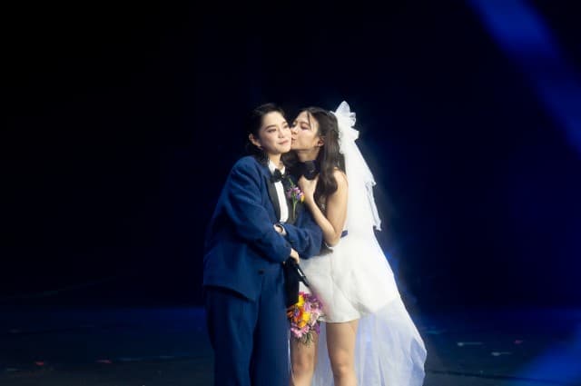 “BNK48” รุ่นที่ 3 เสิร์ฟละครเวทีแบบทำถึง! วิ่งหนีซอมบี้ขนลุกทุกฉาก ส่งท้าย “ป๊อปเป้อ” จบการศึกษา “เฌอปราง” โผล่เซอร์ไพรส์ธีมงานแต่ง ทำชีวิตแฟนคลับคอมพลีท!