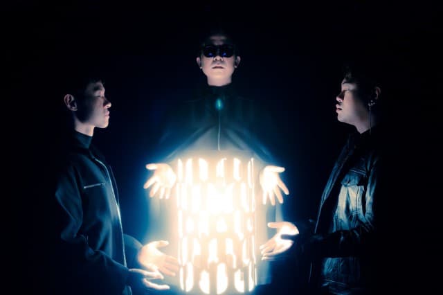 Slot Machine เผยมุมใหม่ในแบบที่ไม่เคยเปิดที่ไหน กับซิงเกิล “Far Side of the Moon” และ “Am I in Love”  ฉีกแนวทางเก่าของพวกเขาให้ละมุนยิ่งขึ้นเพื่อประกอบซีรีส์ Shine