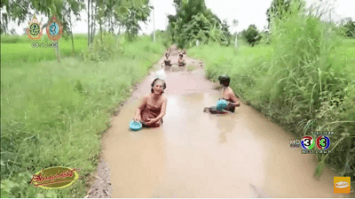 ทหารรุดตรวจสอบกรณีคุณยายพากันเล่นน้ำประชดถนนพัง เผยเตรียมซ่อมหลังหน้าฝน