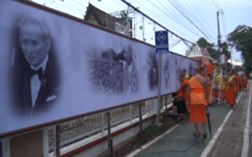 พระเณรวัดในเมืองพิษณุโลก ช่วยติดไวนิลพระบรมฉายาลักษณ์ในหลวง ร.9 รอบวัดงดงาม