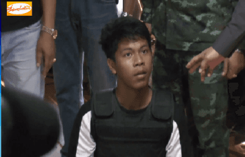  ตร.คุมตัวผู้ต้องหาฆ่าข่มขืน นศ.สาวทำแผน ท่ามกลางเสียงตะโกนสาบแช่งของชาวบ้าน