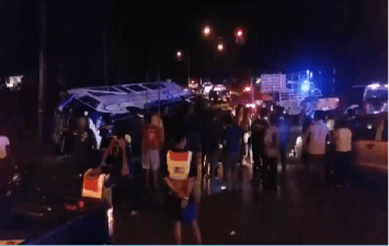 ฝนตกถนนลื่น รถบัสโดยสารสายโคราช-เชียงใหม่พลิกคว่ำ เจ็บ 21 