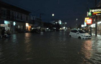 น้ำท่วมขังทั่วเมืองโคราชหลังฝนตกหนัก ระดับน้ำสูงกว่า 30 ซม.