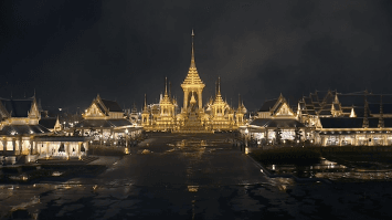 สมเด็จพระเจ้าอยู่หัว ถวายพระเพลิงพระบรมศพ พระบาทสมเด็จพระปรมินทรมหาภูมิพลอดุลยเดช