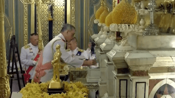 สมเด็จพระเจ้าอยู่หัวเสด็จฯ ไปในการอัญเชิญพระบรมราชสรีรางคารไปบรรจุ ณ วัดราชพิธฯ-วัดบวรนิเวศฯ