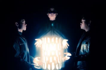 Slot Machine เผยมุมใหม่ในแบบที่ไม่เคยเปิดที่ไหน กับซิงเกิล “Far Side of the Moon” และ “Am I in Love”  ฉีกแนวทางเก่าของพวกเขาให้ละมุนยิ่งขึ้นเพื่อประกอบซีรีส์ Shine